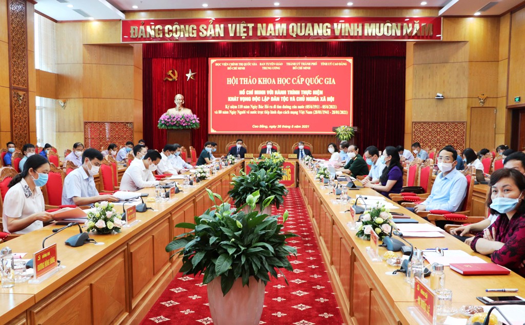 Các đại biểu chủ trì Hội thảo Điểm cầu tỉnh Cao Bằng