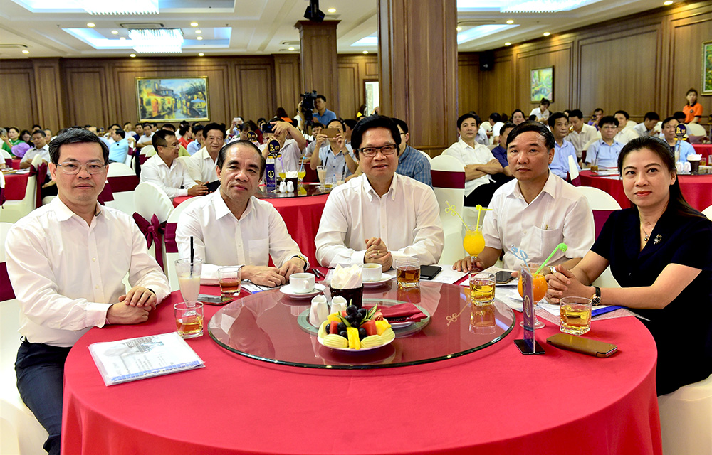 Các đồng chí lãnh đạo tỉnh, Phòng Thương mại và Công nghiệp Việt Nam tại lễ công bố Chỉ số PCI tỉnh Tuyên Quang năm 2020