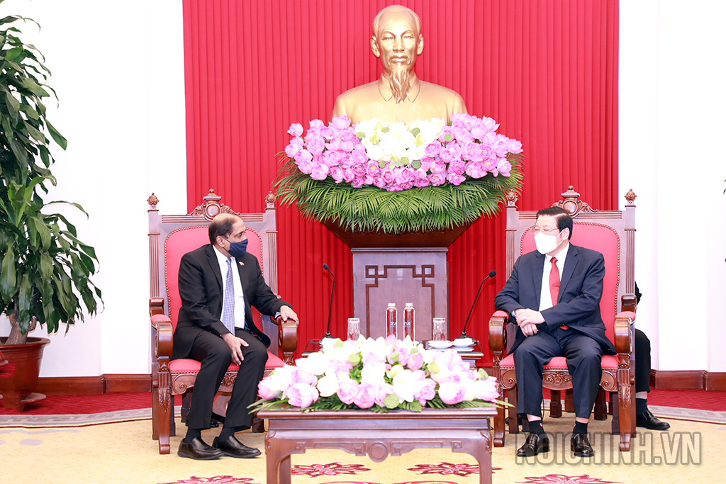 Đồng chí Phan Đình Trạc, Ủy viên Bộ Chính trị, Bí thư Trung ương Đảng, Trưởng Ban Nội chính Trung ương và Ông Jaya Ratnam, Đại sứ Xing-ga-pore tại Việt Nam