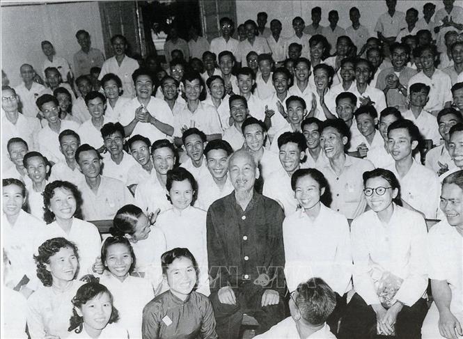 Chủ tịch Hồ Chí Minh với các đại biểu dự Đại hội lần thứ III những người viết báo Việt Nam (8/9/1962). Ảnh: Tư liệu TTXVN 