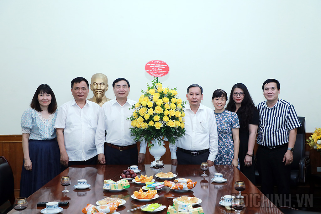 Đồng chí Trần Quốc Cường, Ủy viên Trung ương Đảng, Phó trưởng Ban Nội chính Trung ương và lãnh đạo Văn phòng Ban chúc mừng