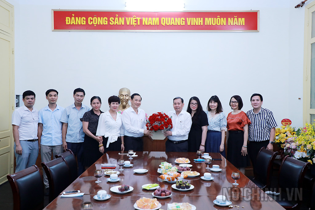 Đồng chí Nguyễn Thái Học, Phó trưởng Ban, Chủ tịch Công đoàn Cơ quan và đại diện Công đoàn Cơ quan Ban Nội chính Trung ương chúc mừng