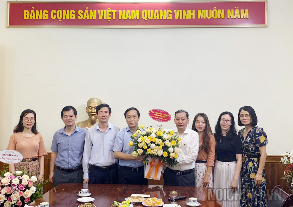 Đồng chí Nguyễn Thanh Hải, Phó trưởng Ban và lãnh đạo Vụ Pháp luật chúc mừng