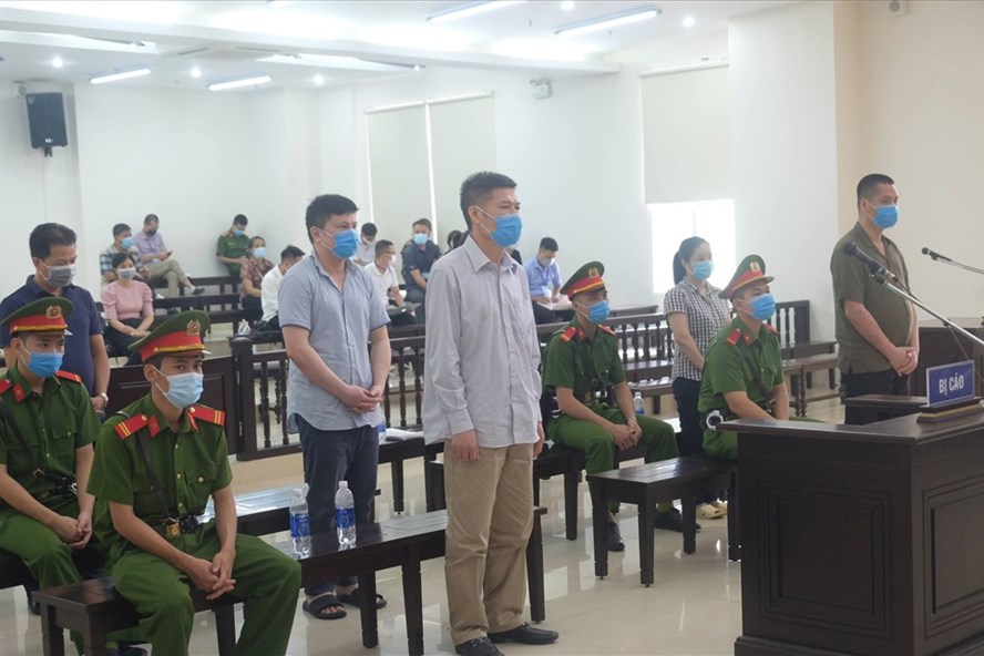 Cựu Giám đốc CDC Hà Nội - Nguyễn Nhật Cảm (hàng đầu, bên trái) và các bị cáo tại phiên toà phúc thẩm