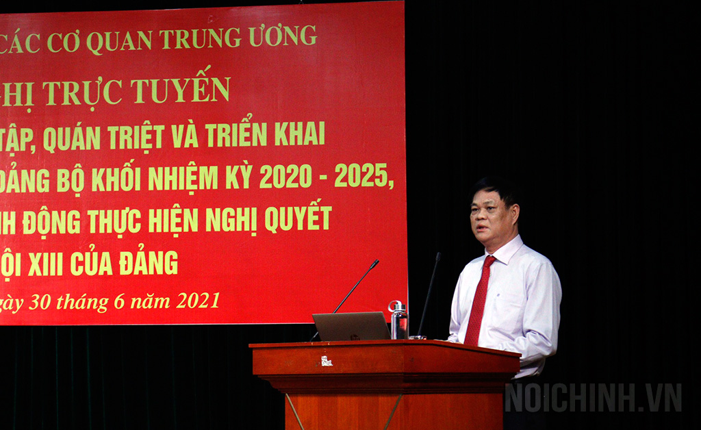 Đồng chí Huỳnh Tấn Việt, Ủy viên Trung ương Đảng, Bí thư Đảng ủy Khối các cơ quan Trung ương phát biểu tại Hội nghị