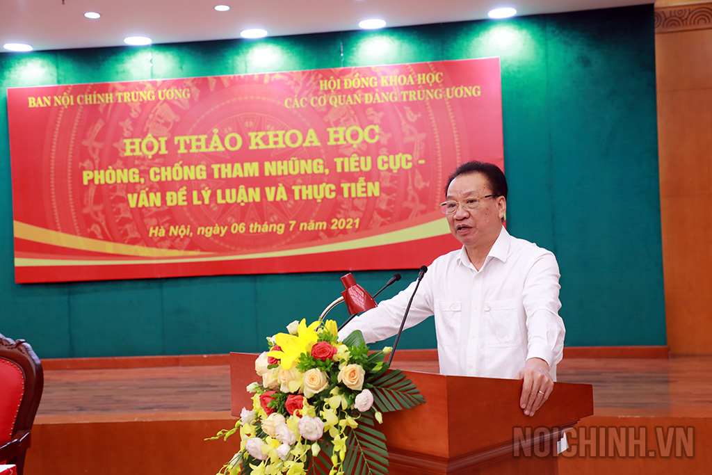 Đồng chí Phùng Hữu Phú, Phó Chủ tịch Thường trực Hội đồng khoa học các cơ quan Đảng Trung ương phát biểu kết luận Hội thảo
