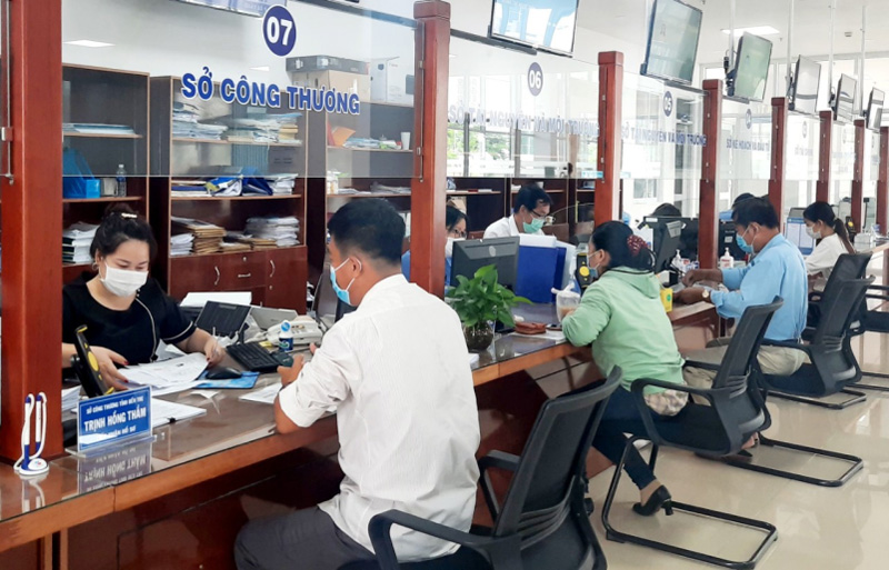 Người dân đến thực hiện thủ tục hành chính tại Bộ phận Một cửa của Sở Công Thương tại Trung tâm phục vụ hành chính công của tỉnh Bến Tre
