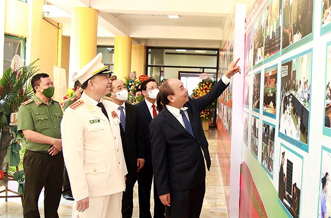 Chủ tịch nước Nguyễn Xuân Phúc, Bộ trưởng Tô Lâm và các đại biểu thăm khu trưng bày truyền thống vẻ vang lực lượng ANND.
