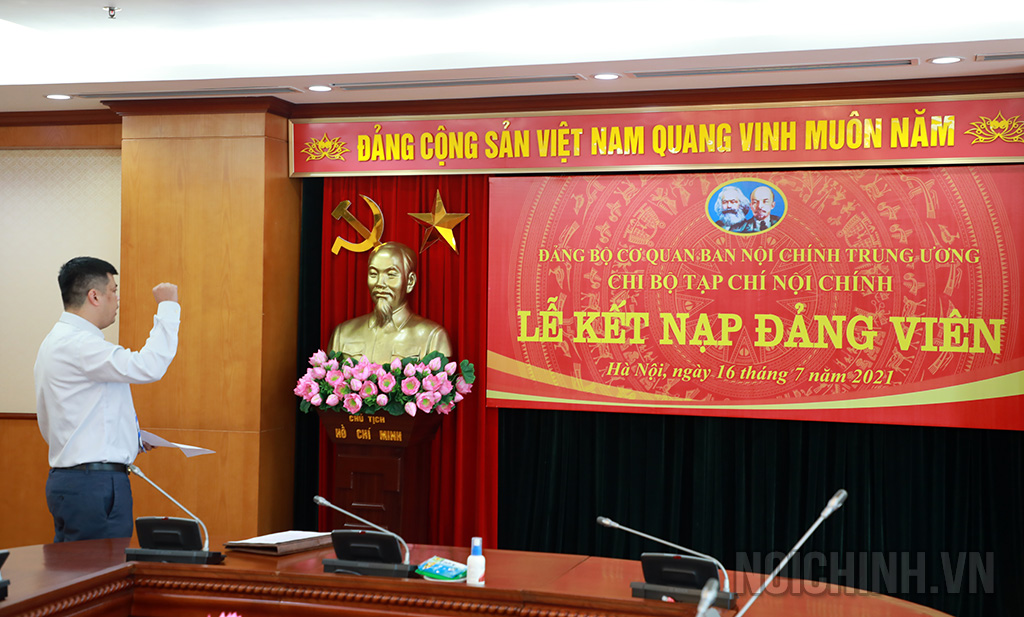 Đồng chí Tạ Anh Hưng tuyên thệ trước Đảng kỳ