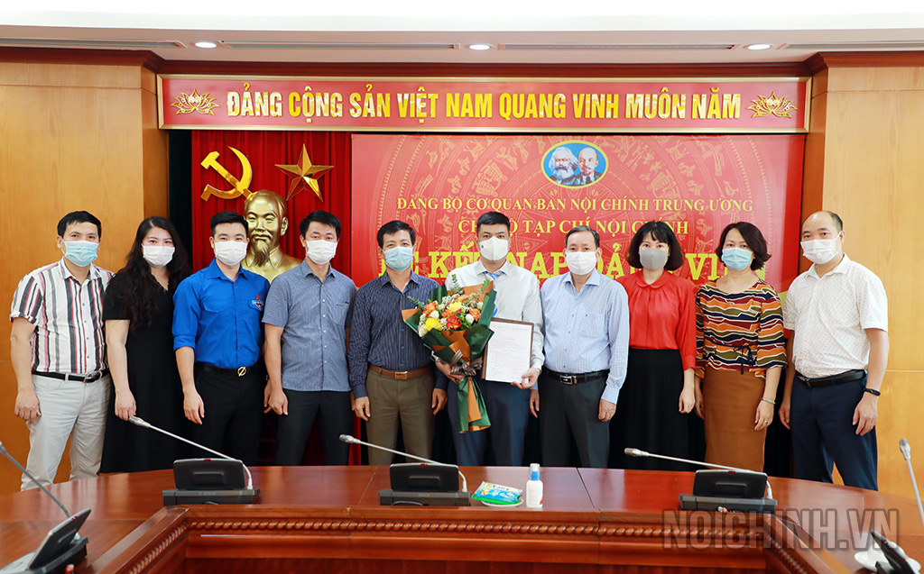 Đại biểu dự buổi Lễ chúc mừng đồng chí đảng viên mới Tạ Anh Hưng