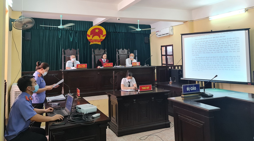 Viện Kiểm sát nhân dân huyện Quế Võ, tỉnh Bắc Ninh phối hợp với Tòa án nhân dân cùng cấp tổ chức xét xử rút kinh nghiệm số hóa hồ sơ vụ án “Tổ chức đánh bạc và Đánh Bạc” (tháng 7/2021)
