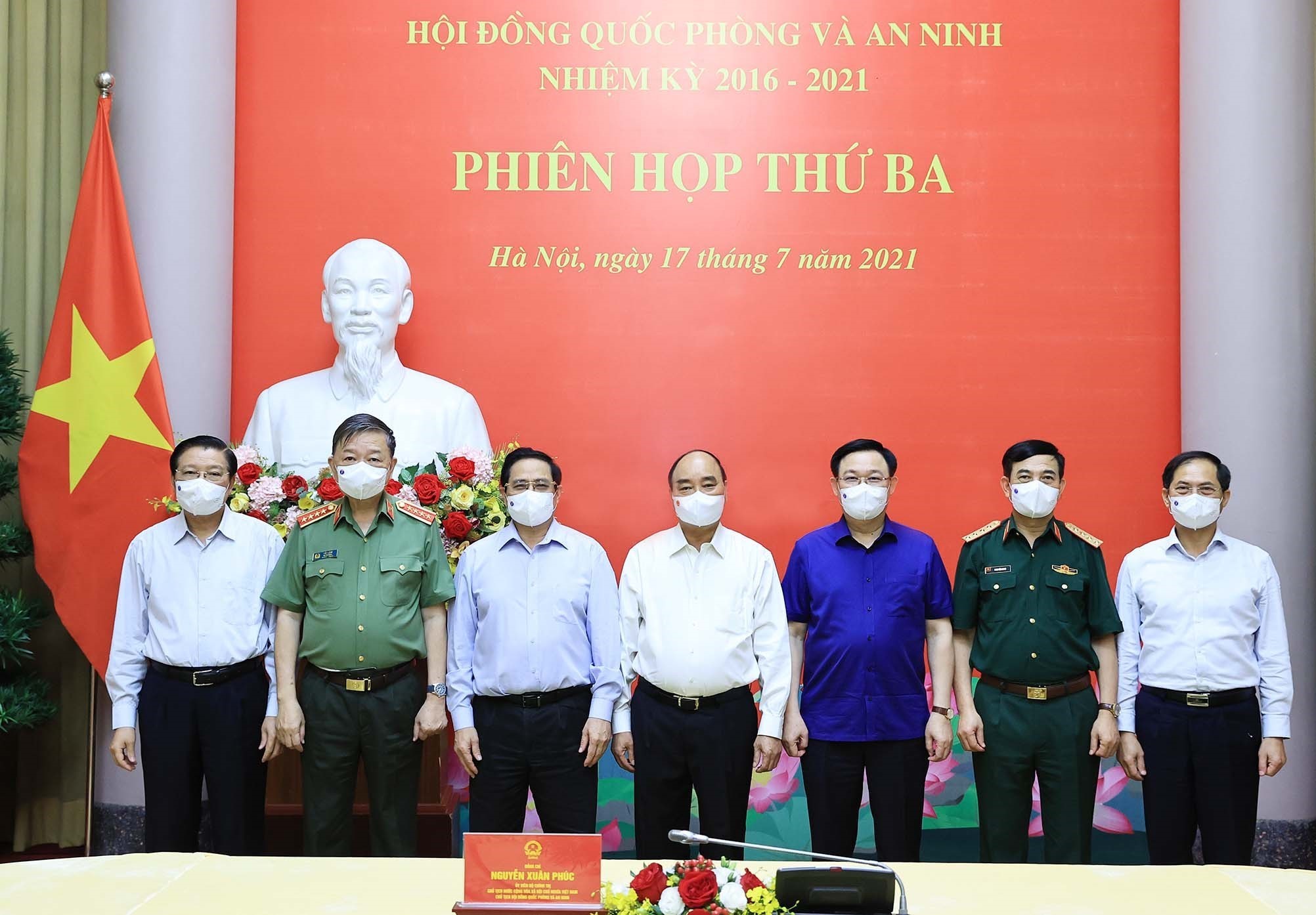 Đồng chí Nguyễn Xuân Phúc, Ủy viên Bộ Chính trị, Chủ tịch nước, Chủ tịch Hội đồng Quốc phòng và An ninh cùng các đại biểu tham dự Phiên họp