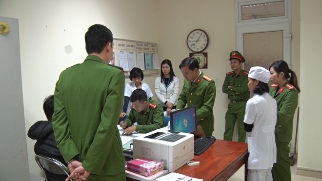 Công an tỉnh Nam Định thực hiện lệnh bắt tạm giam và khám xét nơi làm việc đối với 3 điều dưỡng Khoa hô hấp, Bệnh viện Nhi tỉnh Nam Định, để điều tra hành vi 