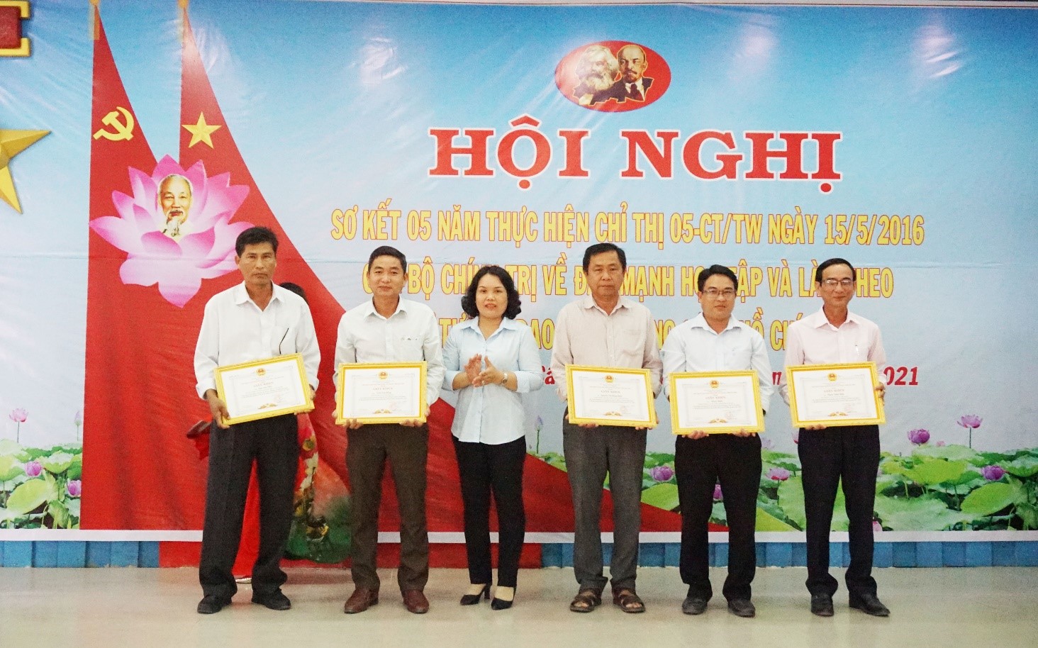 Huyện Cầu Ngang, tỉnh Trà Vinh khen thưởng cho đại diện tập thể, cá nhân tích cực học tập và làm theo tư tưởng, đạo đức, phong cách Hồ Chí Minh