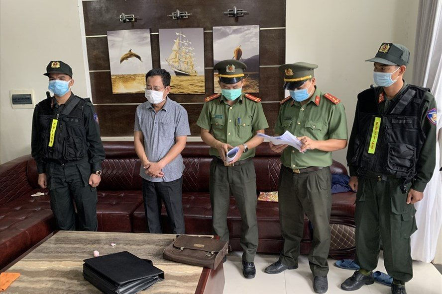 Cơ quan An ninh điều tra Công an Thừa Thiên Huế đọc quyết định khởi tố vụ án, khởi tố bị can, bắt tạm giam Trần Xuân Long