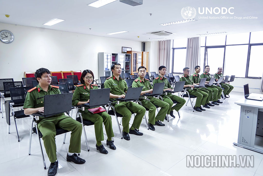 Các giảng viên của Học viện Cảnh sát Nhân dân Việt Nam kiểm tra trang thiết bị mới tại Trung tâm Đào tạo do UNODC hỗ trợ