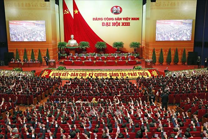 Các đại biểu biểu quyết, thông qua Nghị quyết Đại hội XIII của Đảng tại Đại hội đại biểu toàn quốc lần thứ XIII Đảng Cộng sản Việt Nam