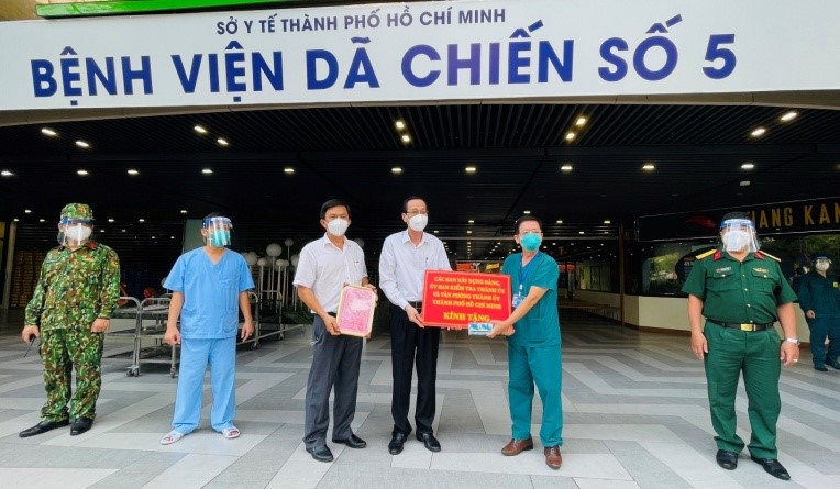 Đồng chí Lê Thanh Liêm, Trưởng Ban Nội chính Thành ủy thăm, động viên đội ngũ y bác sĩ, lực lượng tuyến đầu trong việc chăm sóc sức khoẻ, điều trị cho người dân mắc Covid-19