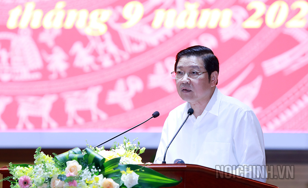 Đồng chí Phan Đình Trạc, Ủy viên Bộ Chính trị, Bí thư Trung ương Đảng, Trưởng Ban Nội chính Trung ương trình bày Báo cáo tại Hội nghị