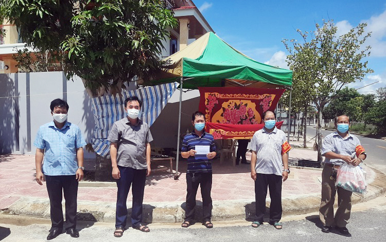 Các đồng chí lãnh đạo Ban Nội chính Tỉnh ủy Quảng Bình thăm, động viên lực lượng canh gác tại các chốt phòng, chống dịch Covid -19 địa bàn thành phố Đồng Hới