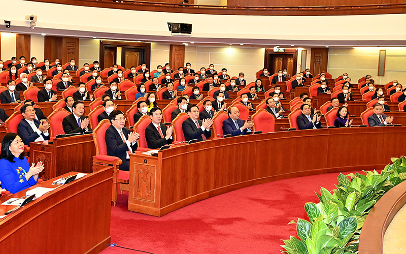 Các đồng chí lãnh đạo Đảng, Nhà nước và các đại biểu dự Hội nghị lần thứ tư Ban Chấp hành Trung ương Đảng khóa XIII