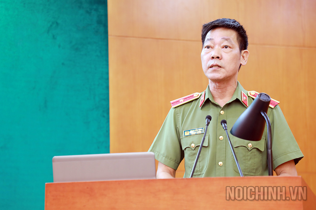 Đồng chí Thiếu tướng Phạm Văn Vinh, Phó Cục trưởng Cục An ninh chính trị nội bộ, Bộ Công an trình bày chuyên đề tại Hội nghị