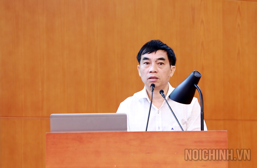 Đồng chí Đinh Hữu Long, Phó Cục trưởng Cục Lưu trữ, Văn phòng Trung ương Đảng trình bày chuyên đề tại Hội nghị