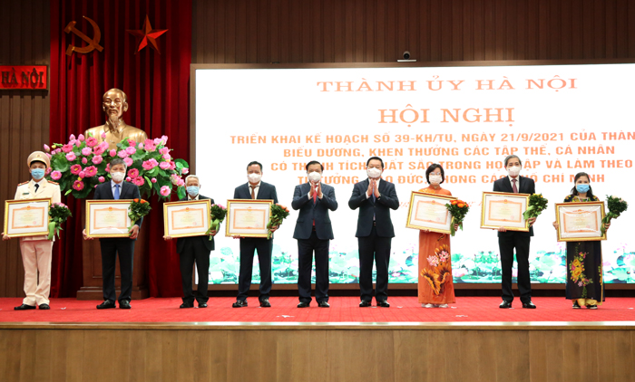 Lãnh đạo Thành phố Hà Nội và lãnh đạo Ban Tuyên giáo Trung ương trao Bằng khen của Thủ tướng Chính phủ cho các tập thể, cá nhân tiêu biểu trong học tập và làm theo tư tưởng, đạo đức, phong cách Hồ Chí Minh