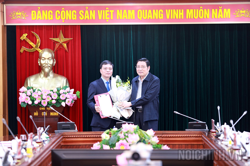 Đồng chí Phan Đình Trạc, Ủy viên Bộ Chính trị, Bí thư Trung ương Đảng, Trưởng Ban Nội chính Trung ương trao Quyết định, tặng hoa chúc mừng đồng chí Đoàn Hồng Ngọc