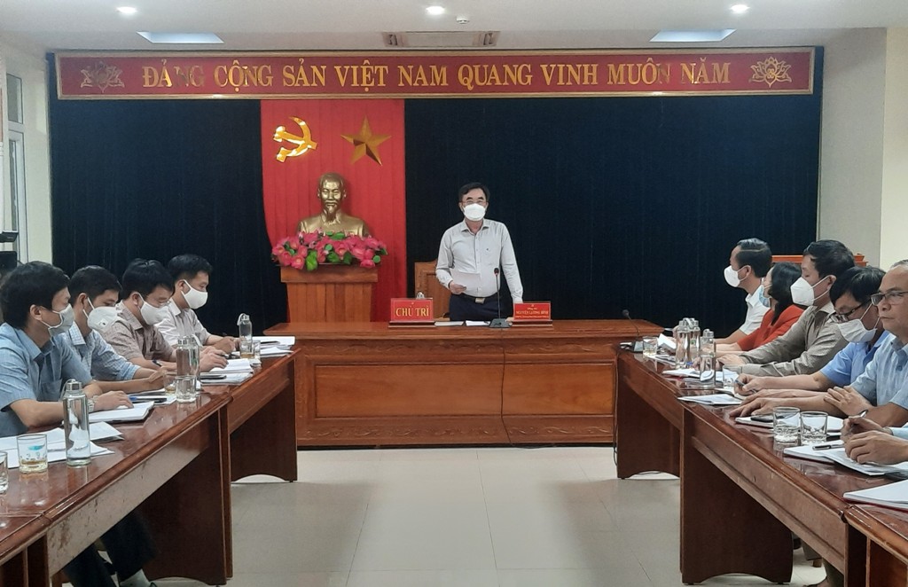 Đồng chí Nguyễn Lương Bình, Ủy viên Ban Thường vụ, Trưởng Ban Nội chính Tỉnh ủy Quảng Bình phát biểu tại buổi làm việc với Ban Thường vụ Huyện ủy Quảng Trạch