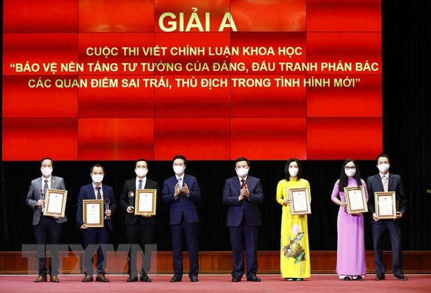 Các đồng chí Võ Văn Thưởng, Nguyễn Xuân Thắng và những tác giả đạt Giải A của cuộc thi