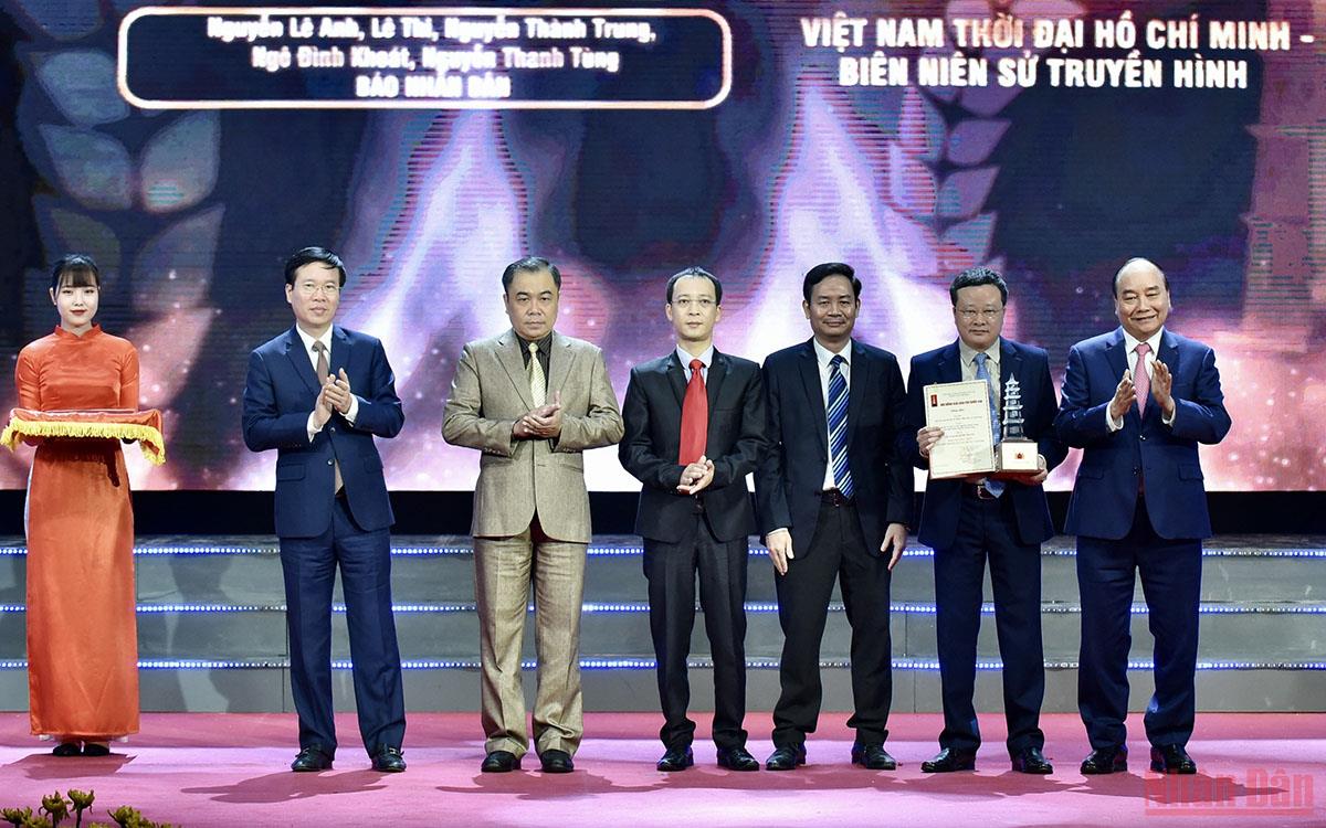 Chủ tịch nước Nguyễn Xuân Phúc, Thường trực Ban Bí thư Võ Văn Thưởng trao Giải Đặc biệt Giải Báo chí quốc gia lần thứ XV - năm 2020 cho nhóm tác giả của Báo Nhân Dân 