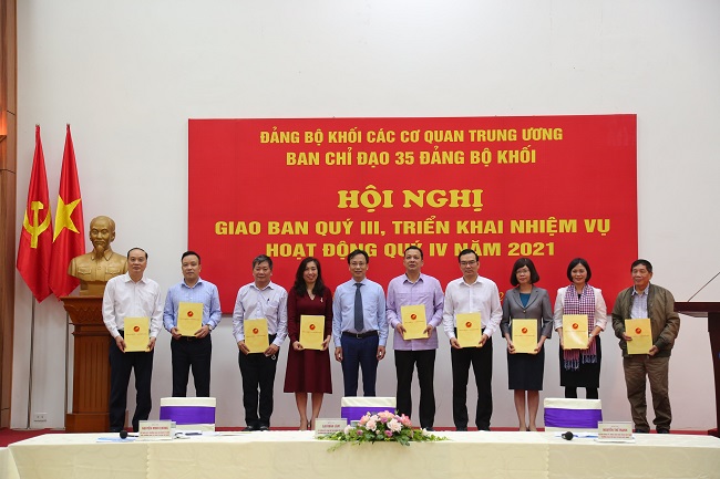 Đồng chí Lại Xuân Lâm, Phó Bí thư Đảng ủy Khối, Trưởng Ban Chỉ đạo 35 Đảng bộ Khối trao Quyết định cho các thành viên Ban Chỉ đạo Ban Chỉ đạo 35 Đảng bộ Khối nhiệm kỳ 2020-2025
