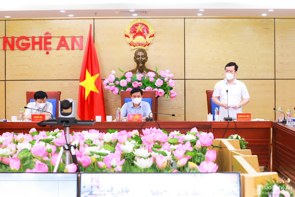 Các đồng chí Lãnh đạo Ủy ban nhân dân tỉnh Nghệ An chủ trì Hội nghị về công tác cải cách hành chính