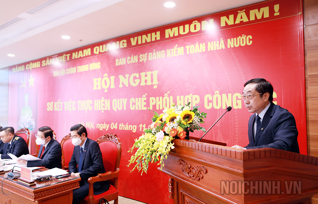 Đồng chí Nguyễn Khắc Minh, quyền Vụ trưởng Vụ Theo dõi công tác phòng, chống tham nhũng trình bày Báo cáo tại Hội nghị