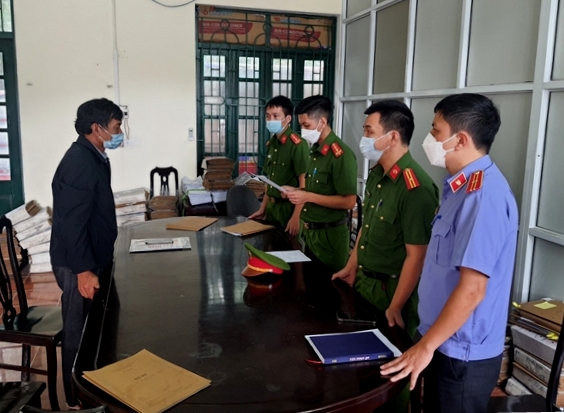 Cơ quan điều tra - Công an tỉnh Bắc Ninh đọc quyết định khởi tố bị can, bắt tạm giam Vũ Văn Nam, nguyên Trưởng phòng Tài nguyên và Môi trường huyện Yên Phong để điều tra về tội “Lợi dụng chức vụ, quyền hạn trong khi thi hành công vụ” (tháng 10/2021)