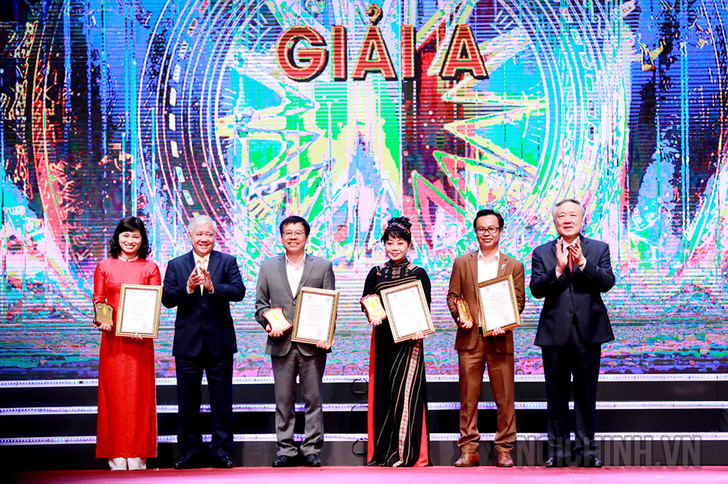 Đồng chí Nguyễn Hoà Bình và đồng chí Đỗ Văn Chiến trao giải A cho các tác giả, nhóm tác giả đoạt giải