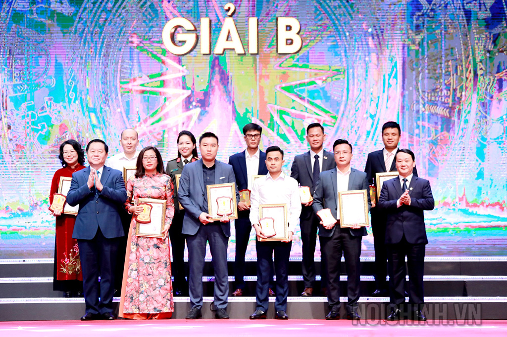 Đồng chí Nguyễn Trọng Nghĩa và đồng chí Hầu A Lềnh trao giải B cho các tác giả, nhóm tác giả đoạt giải