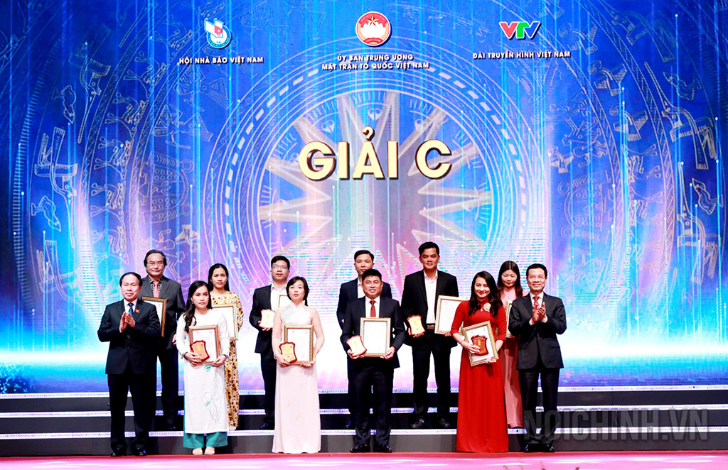 Đồng chí Nguyễn Mạnh Hùng và đồng chí Lê Tiến Châu trao giải C cho các tác giả, nhóm tác giả đoạt giải