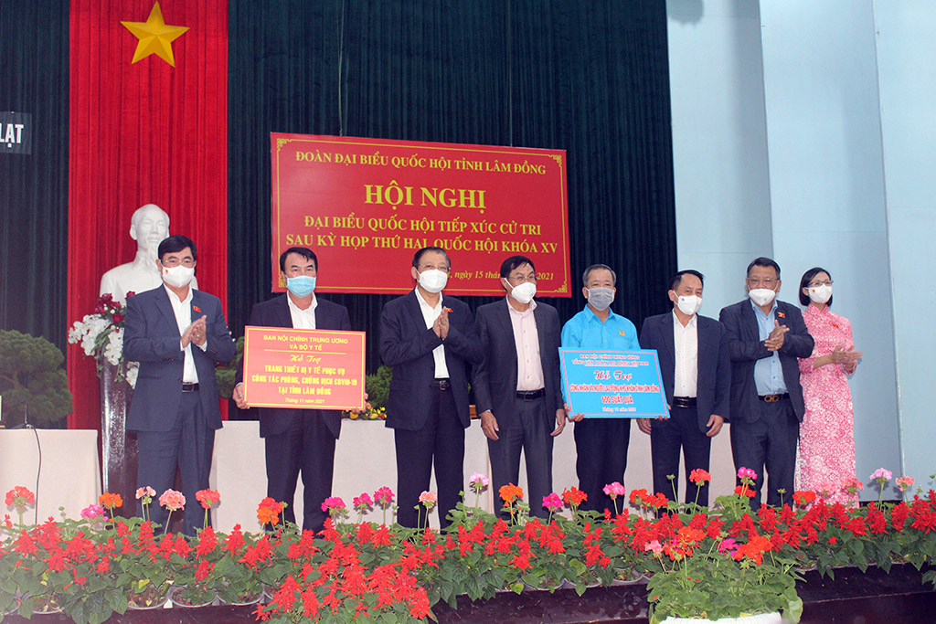 Ban Nội chính Trung ương và các bộ, ngành tặng trang thiết bị y tế và quà cho tỉnh Lâm Đồng