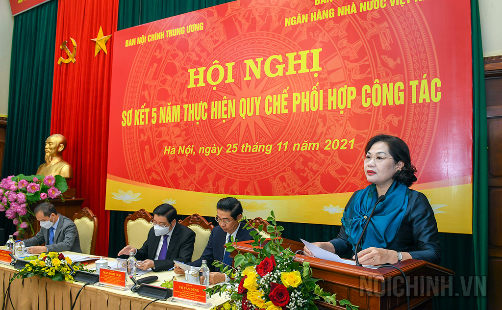 Đồng chí Nguyễn Thị Hồng, Ủy viên Trung ương Đảng, Bí thư Ban cán sự Đảng, Thống đốc Ngân hàng Nhà nước phát biểu tại Hội nghị