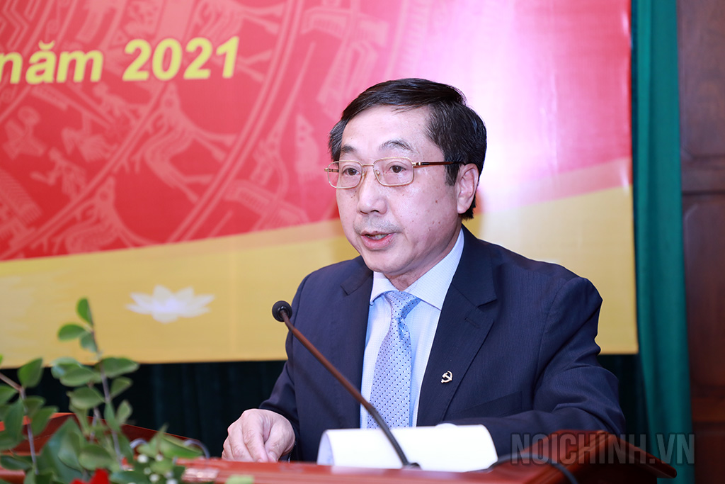 Đồng chí Nguyễn Khắc Minh, quyền Vụ trưởng Vụ Theo dõi công tác phòng, chống tham nhũng, Ban Nội chính Trung ương trình bày báo cáo tại Hội nghị