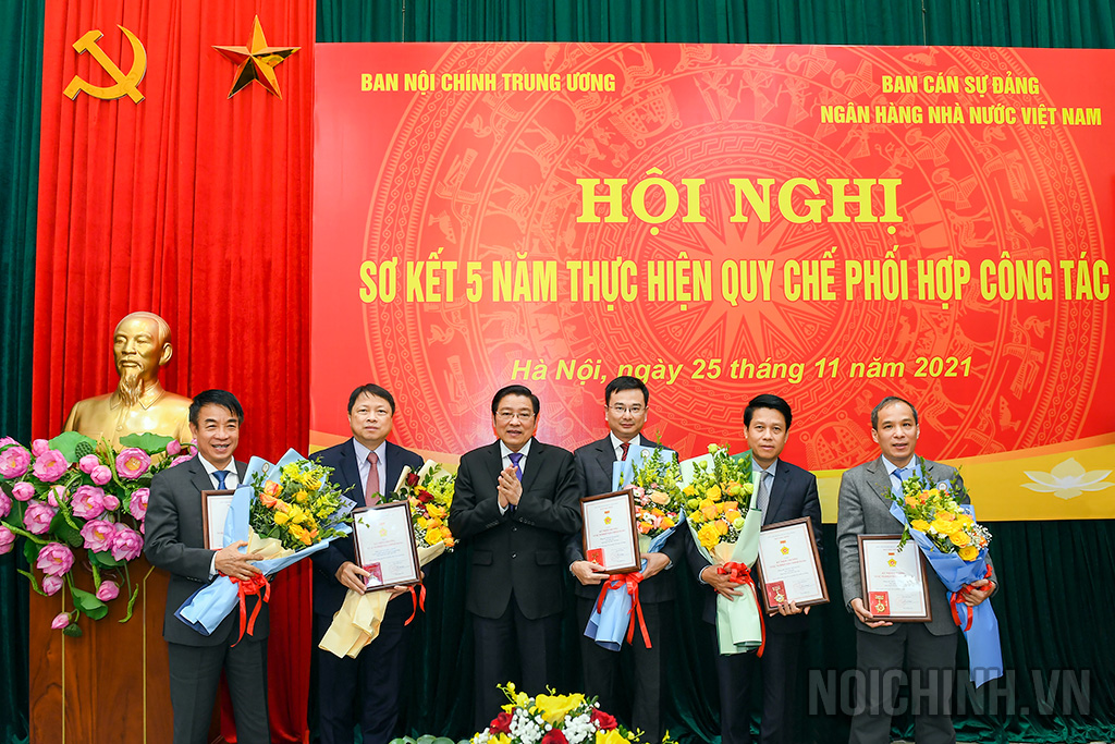 Đồng chí Phan Đình Trạc, Ủy viên Bộ Chính trị, Bí thư Trung ương Đảng, Trưởng Ban Nội chính Trung ương trao tặng Kỷ niệm chương cho lãnh đạo Ngân hàng Nhà nước Việt Nam