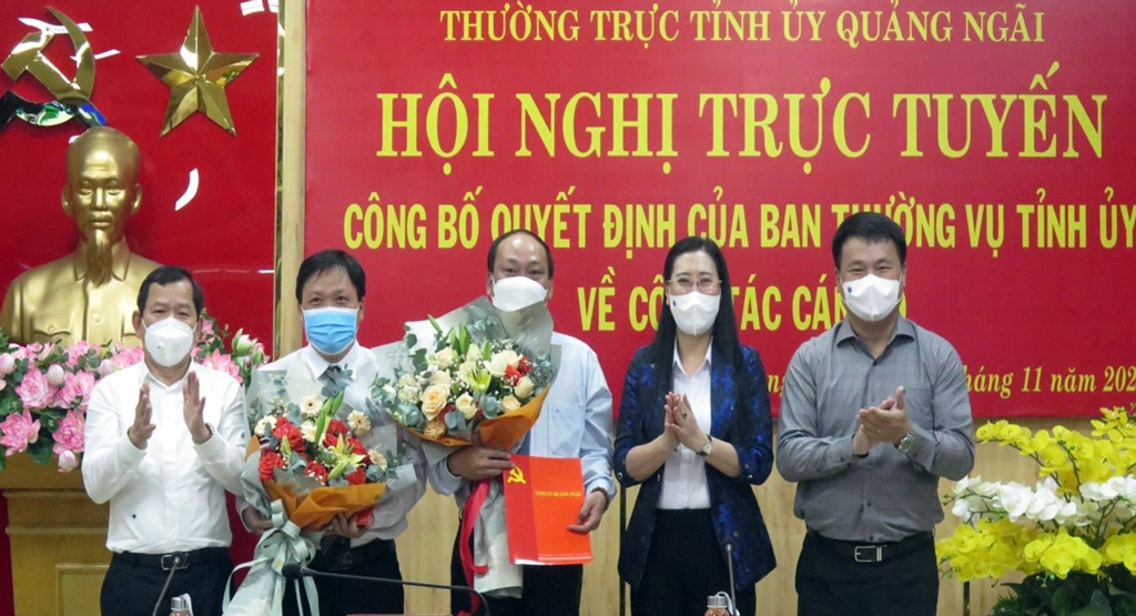 Đồng chí Bùi Thị Quỳnh Vân, Ủy viên Trung ương Đảng, Bí thư Tỉnh ủy trao quyết định và tặng hoa cho đồng chí Nguyễn Quốc Việt