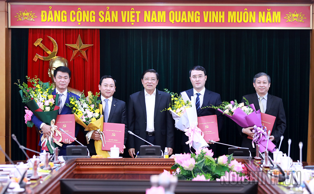 Đồng chí Phan Đình Trạc, Ủy viên Bộ Chính trị, Bí thư Trung ương Đảng, Trưởng Ban Nội chính Trung ương trao quyết định, tặng hoa chúc mừng các đồng chí được bổ nhiệm