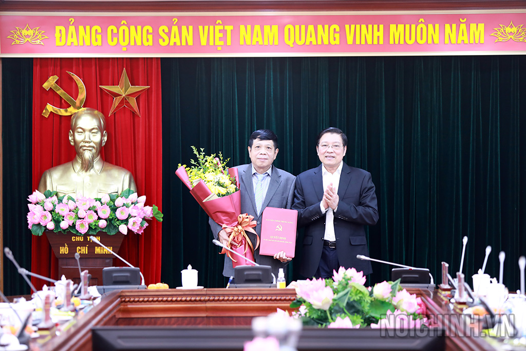 Đồng chí Phan Đình Trạc, Ủy viên Bộ Chính trị, Bí thư Trung ương Đảng, Trưởng Ban Nội chính Trung ương trao quyết định nghỉ hưu cho đồng chí Thái Anh Hùng