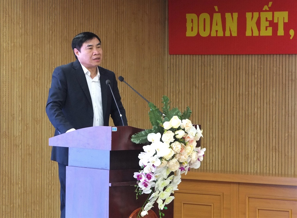 Đồng chí Trần Quốc Cường, Ủy viên Trung ương Đảng, Phó trưởng Ban Nội chính Trung ương phát biểu tại buổi trao thiết bị y tế
