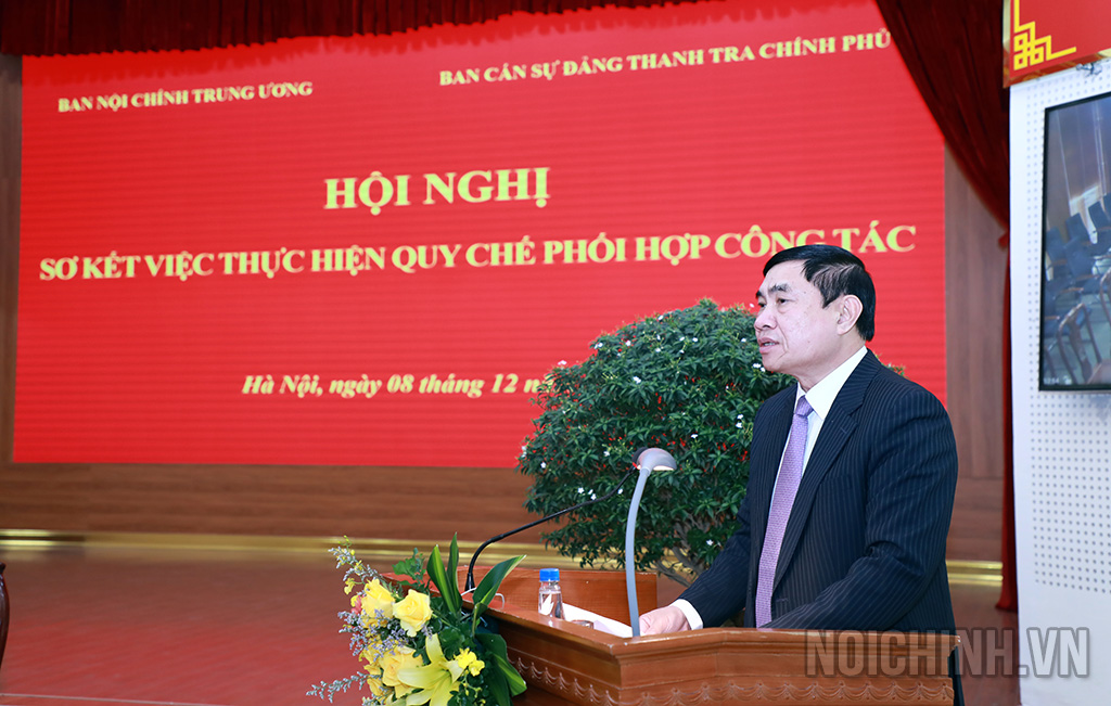 Đồng chí Trần Quốc Cường, Ủy viên Trung ương Đảng, Phó trưởng Ban Nội chính Trung ương trình bày báo cáo tại Hội nghị