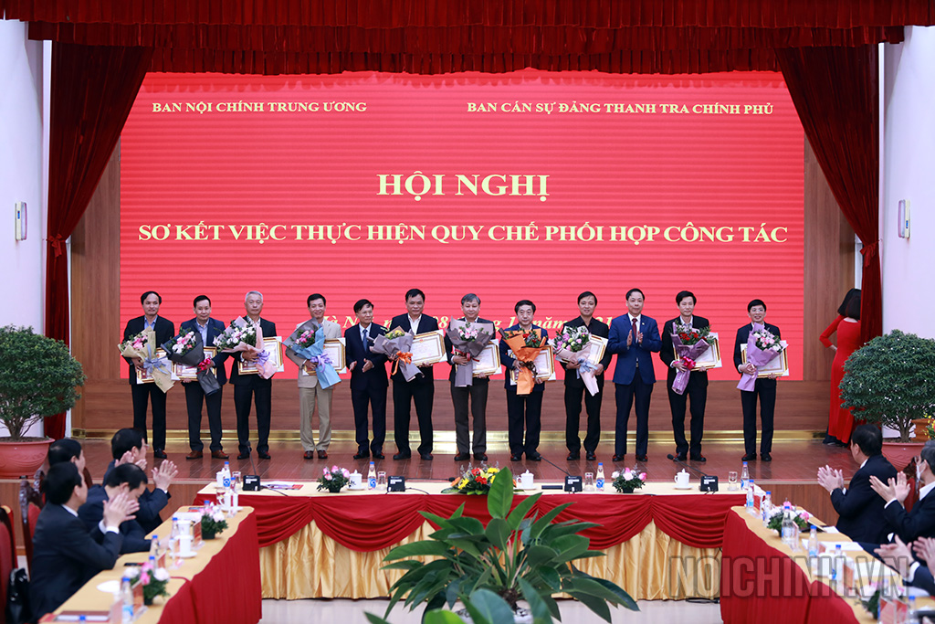 Đồng chí Bùi Ngọc Lam và Trần Ngọc Liêm, Phó Tổng Thanh tra Chính phủ trao tặng Kỷ niệm chương “Vì sự nghiệp Thanh tra” cho cá nhân thuộc Ban Nội chính Trung ương 