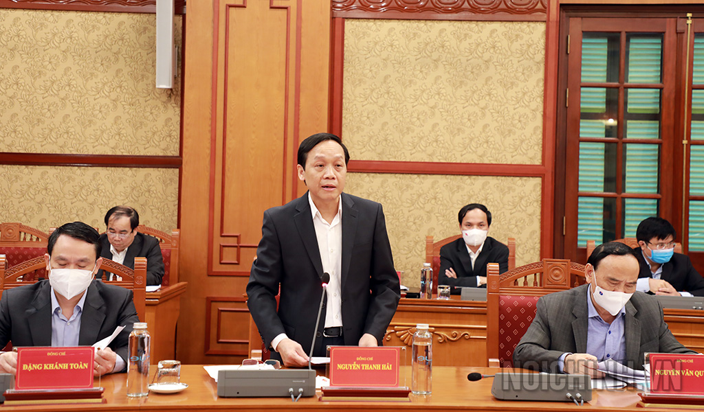 Đồng chí Nguyễn Thanh Hải, Phó trưởng Ban Nội chính Trung ương trình bày Báo cáo tại Phiên họp